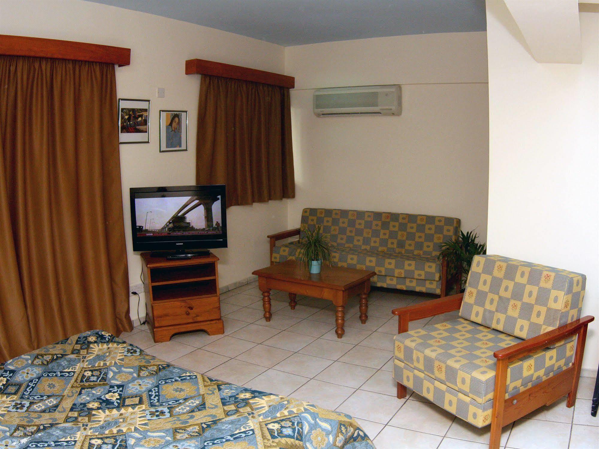 Palm Sea Beach Hotel Apartments Larnaca Esterno foto