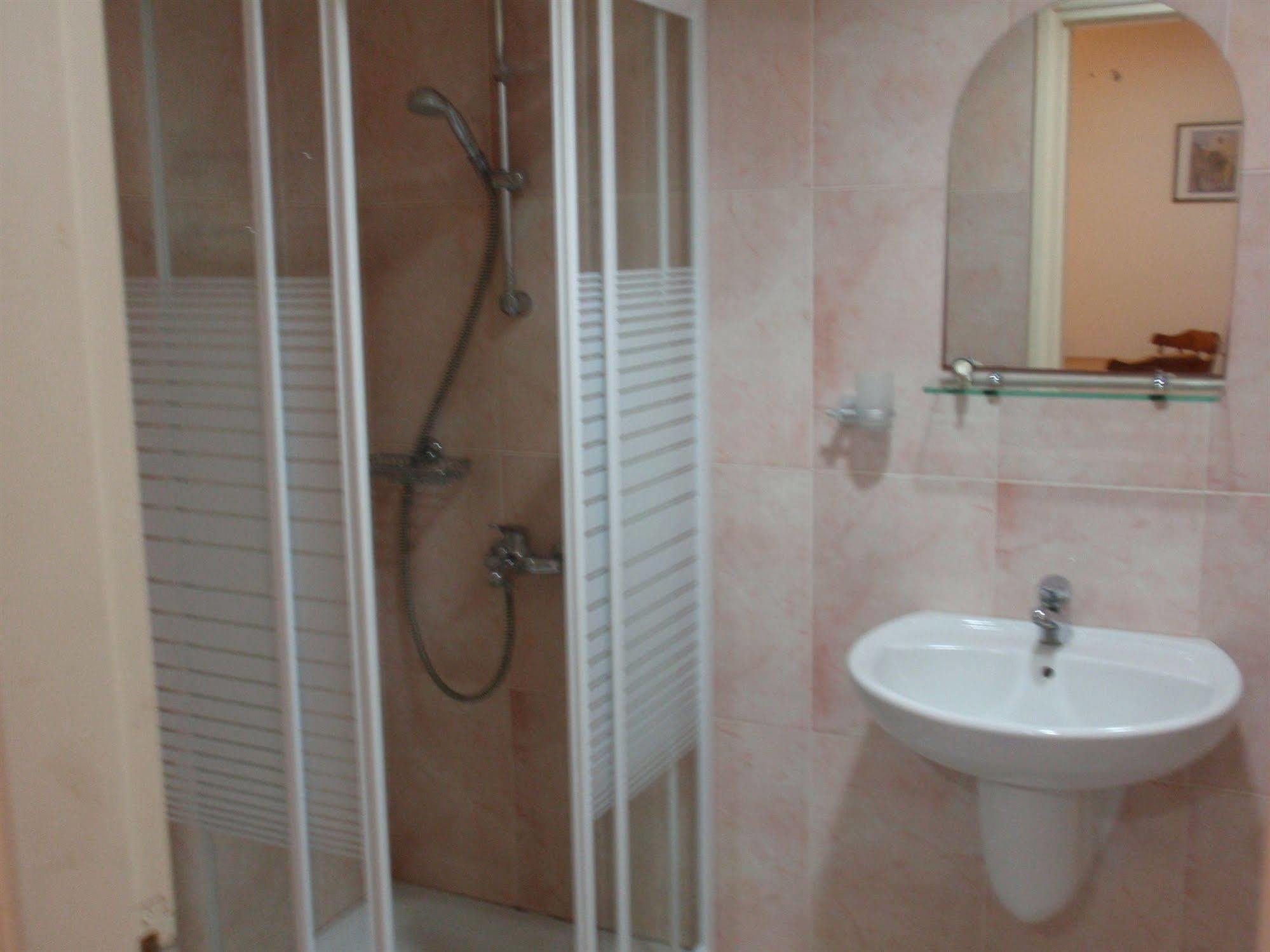 Palm Sea Beach Hotel Apartments Larnaca Esterno foto