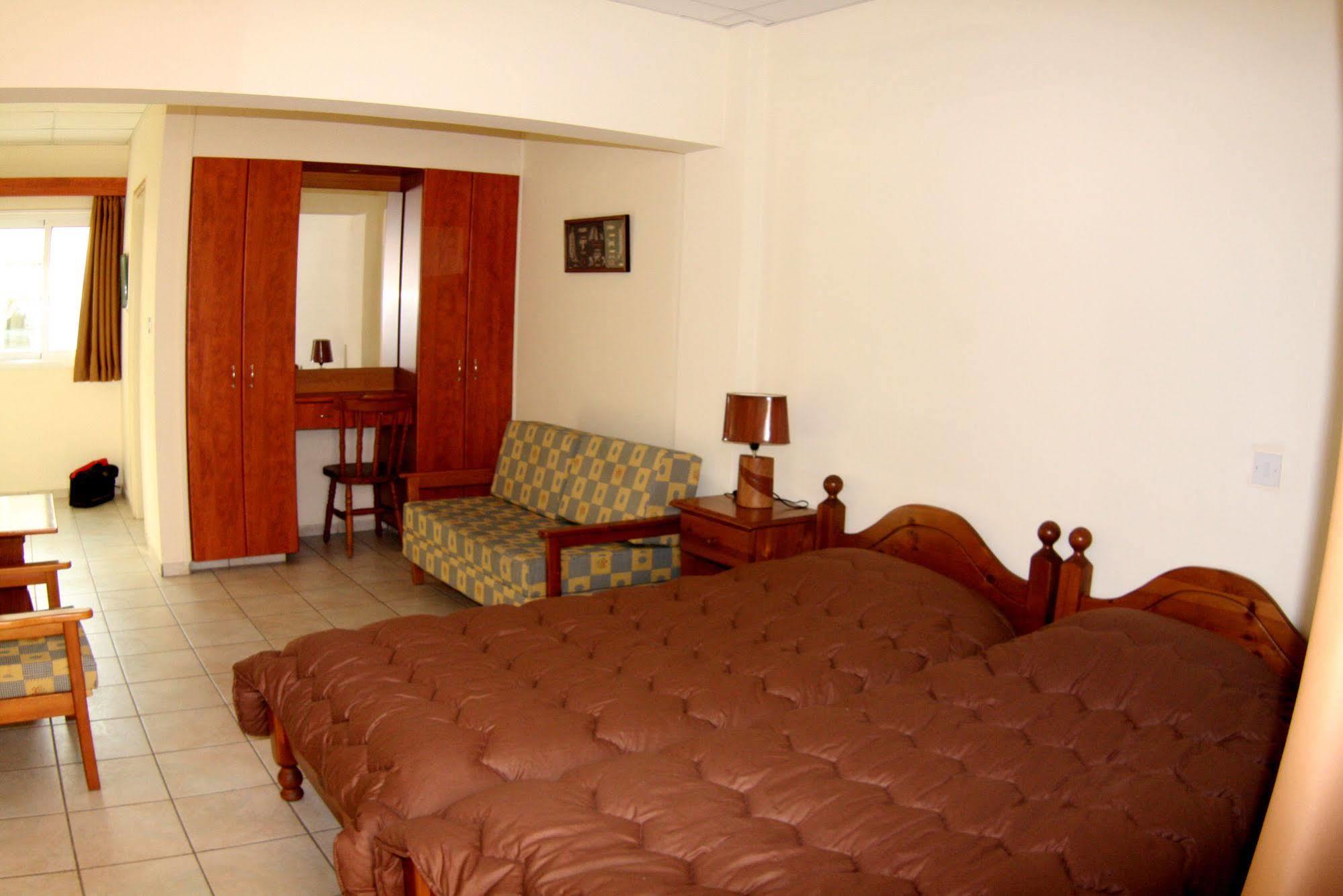 Palm Sea Beach Hotel Apartments Larnaca Esterno foto